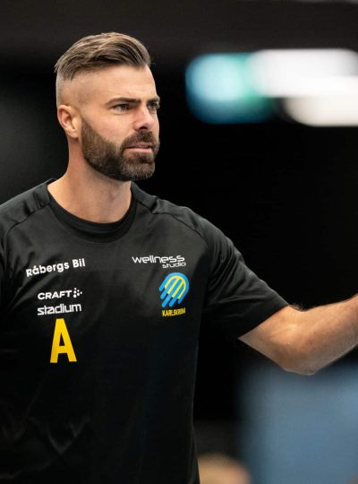 241130 HF Karlskronas huvudtränare Karl-Johan Lång under handbollsmatchen i Damallsvenskan mellan HF Karlskrona och OV Helsingborg den 30 november 2024 i Karlskrona.